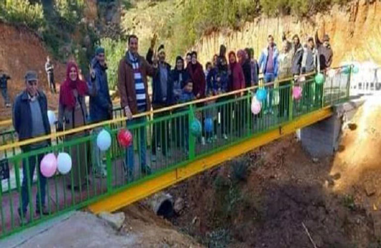 يشيد جسرا لإنهاء مشكلة عبور الطلاب في الأمطار