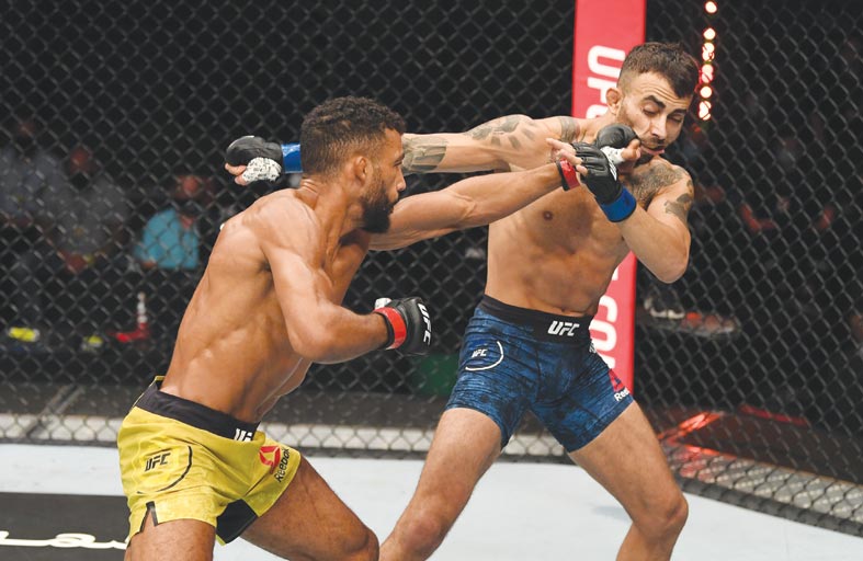 ساندهاجن يفوز بـ «القاضية» على مورايس في العودة إلى جزيرة النزال مع «يو. إف . سي»