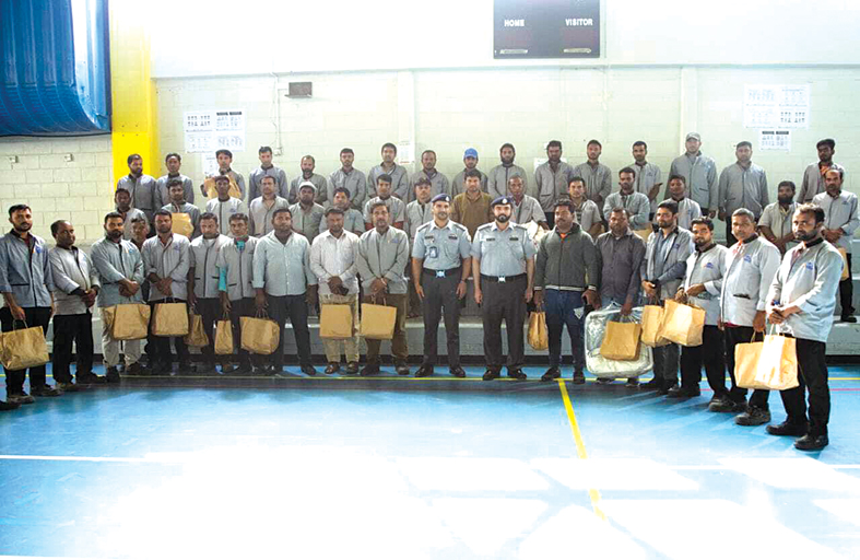 شرطة أبوظبي توعي العمال بقواعد السلامة المرورية