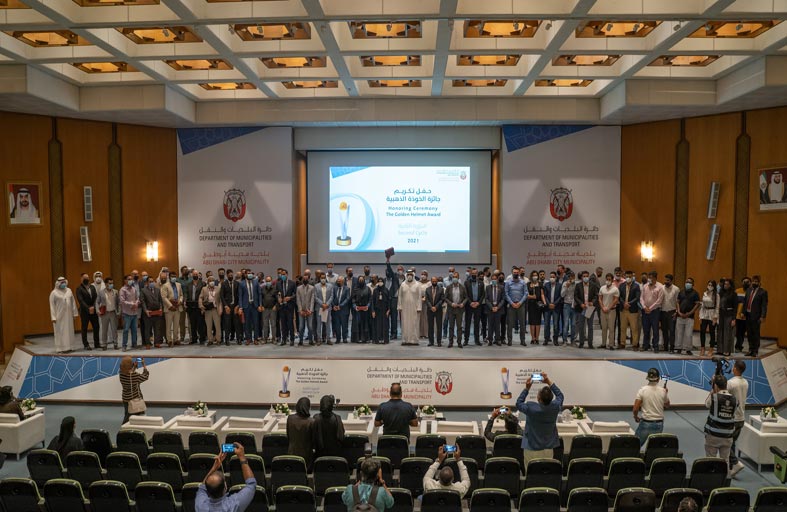 بلدية مدينة أبوظبي تسلم جوائز مسابقة «الخوذة الذهبية» في دورتها الثانية 