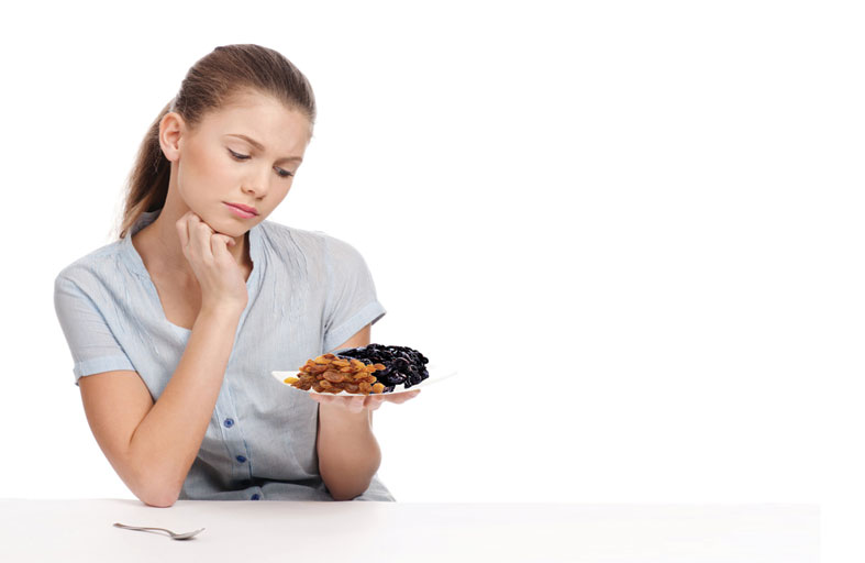 لمرضى السكري.. احذروا تناول الزبيب والتمور لهذا السبب
