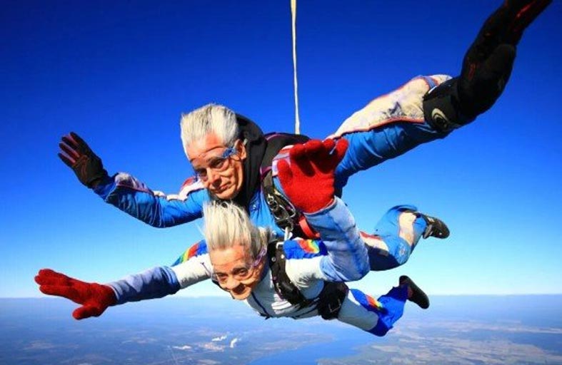 تحتفل بعيدها الـ102 بالقفز بالمظلة