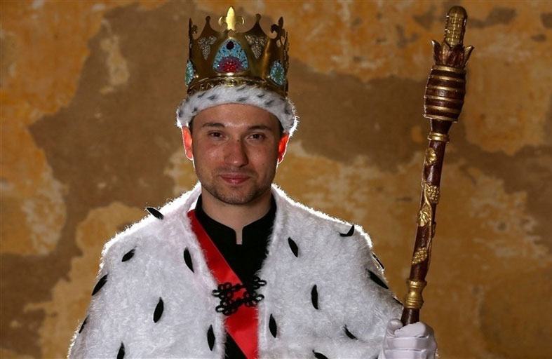 أمير مزيف يحتفل بتتويجه حاكماً في فرنسا