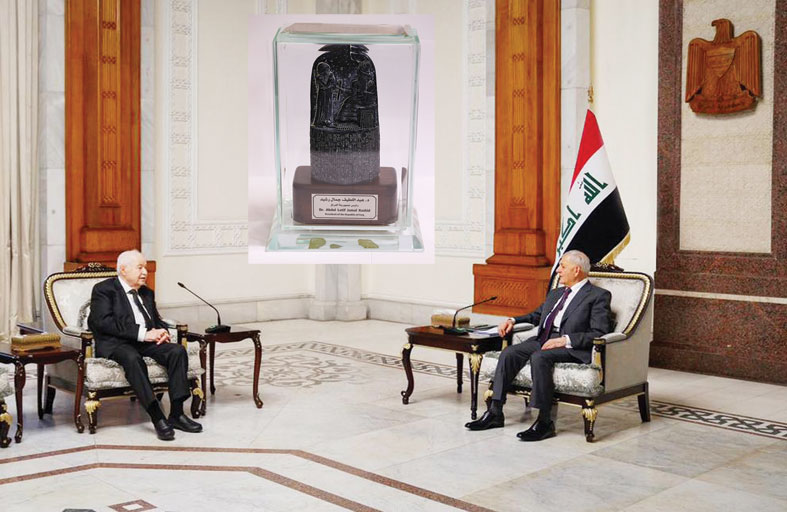 الرئيس العراقي يكرّم الدكتور طلال أبوغزالة بدرع مسلّة حمورابي