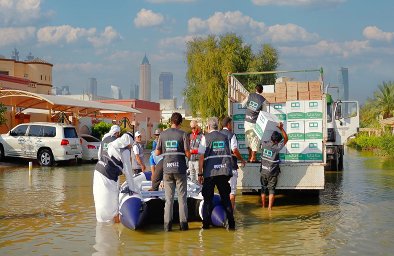 دبي الخيرية توزع سلالاً غذائية على الأسر المتضررة من منخفض الهدير الجوي