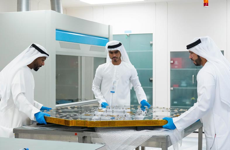 « ستراتا للتصنيع» تسلم مكونات القمر الاصطناعي MBZ-SAT إلى محمد بن راشد للفضاء