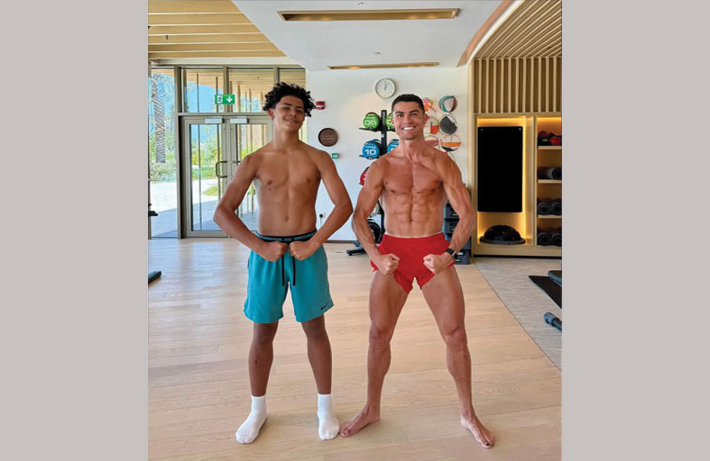 أصبح في نفس طوله.. كريستيانو رونالدو يستعرض لياقته المذهلة رفقة ابنه 