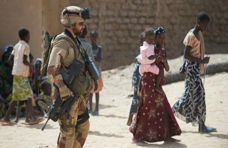  باريس تخوض «حرب معلومات» في الساحل 