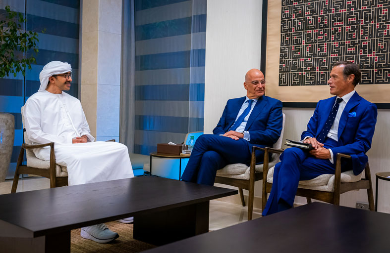 عبدالله بن زايد يستقبل وزير الدفاع اليوناني