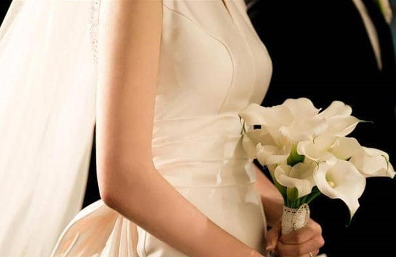 تتقاضى رسوماً من الضيوف لحضور زفافها