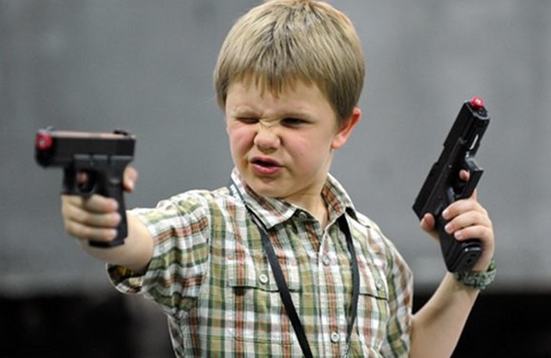 طفلان يحاولان سرقة كشك بمسدس لعبة