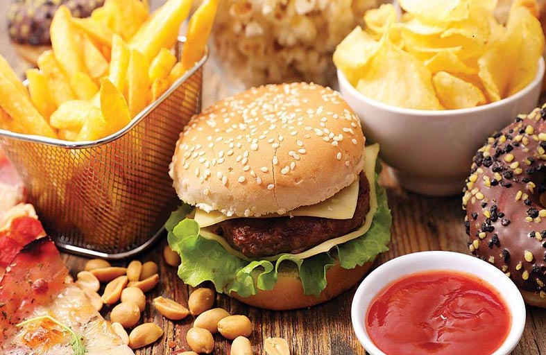 تقرير يحذر: الوجبات السريعة يمكن أن تسبب العمى!