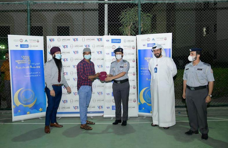 شرطة أبوظبي توزع وجبات إفطار صائم في 10 مدن عمالية