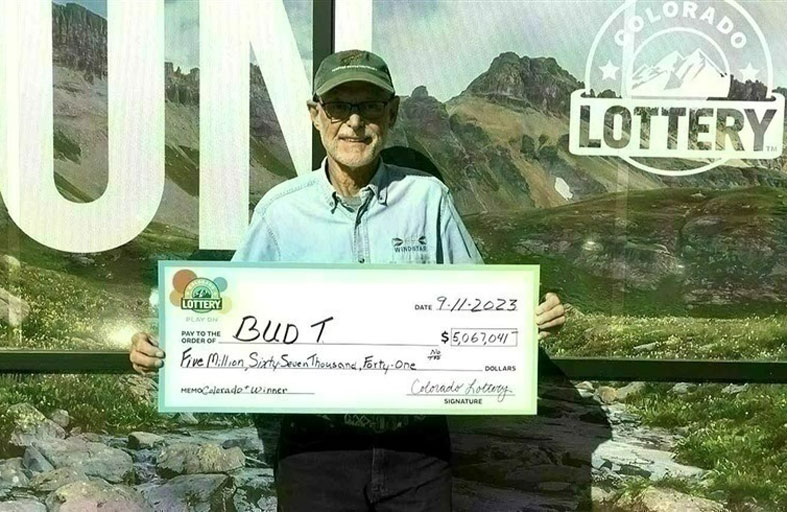 يفوز بـ5 ملايين دولار.. ويفاجئ زوجته بهدية صادمة