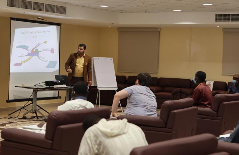 «الخرائط الذهنية» ورشة لطلبة السكن الداخلي بالجامعة القاسمية لإثراء مهاراتهم ومعارفهم  