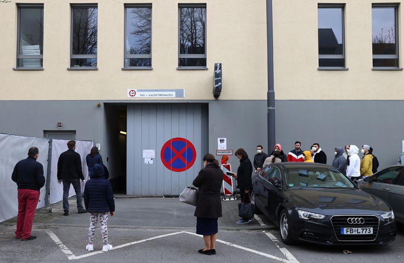 الباريسيون يفرون إلى الريف مع بدء الإغلاق في فرنسا