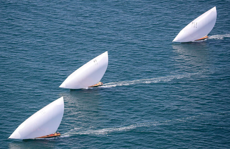 الشراعية 43 قدما تبحر في شواطئ دبي اليوم