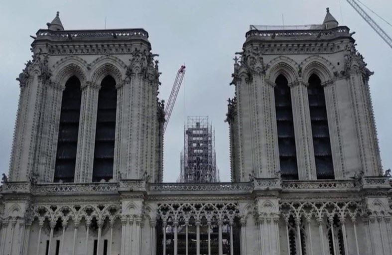 تصميم ملابس ليتورجية لإعادة افتتاح كاتدرائية نوتردام 