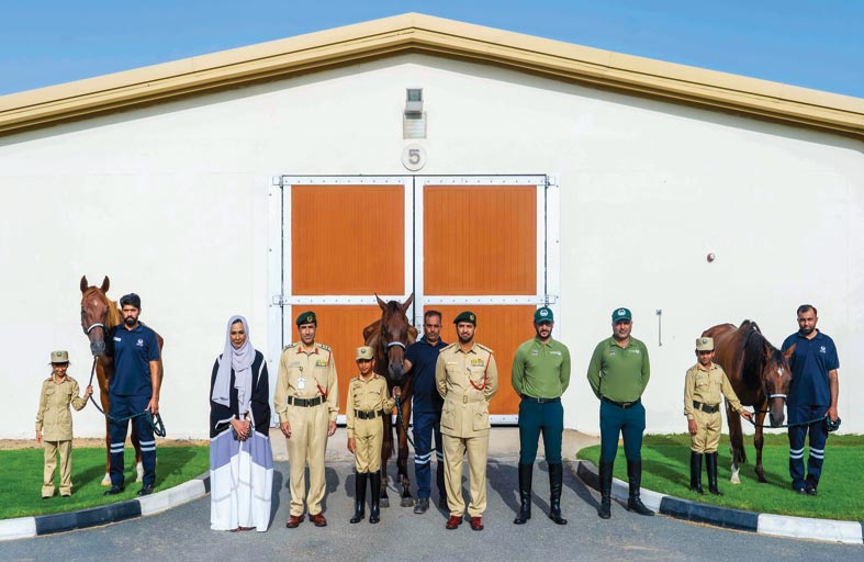 شرطة دبي تُسعد سفراء الأمان بـ 3 خيول 