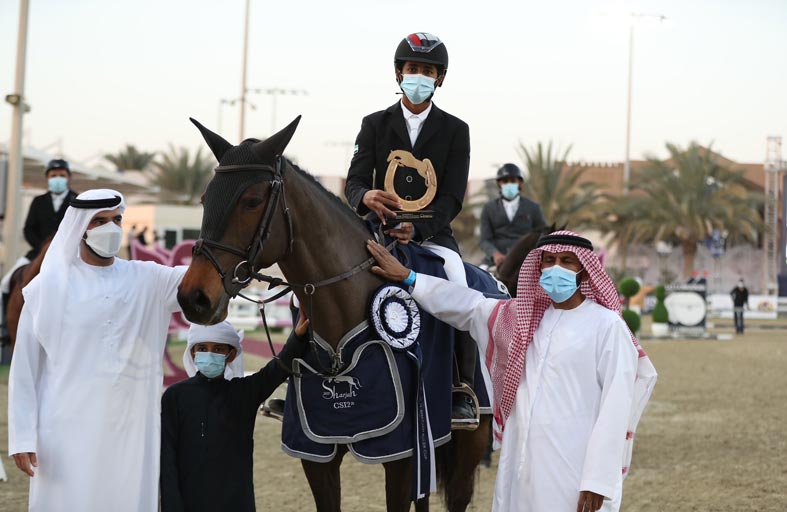 محمد الكربي يحرز كأس جائزة «غرفة الشارقة» في البطولة الدولية الـ21 لقفز الحواجز