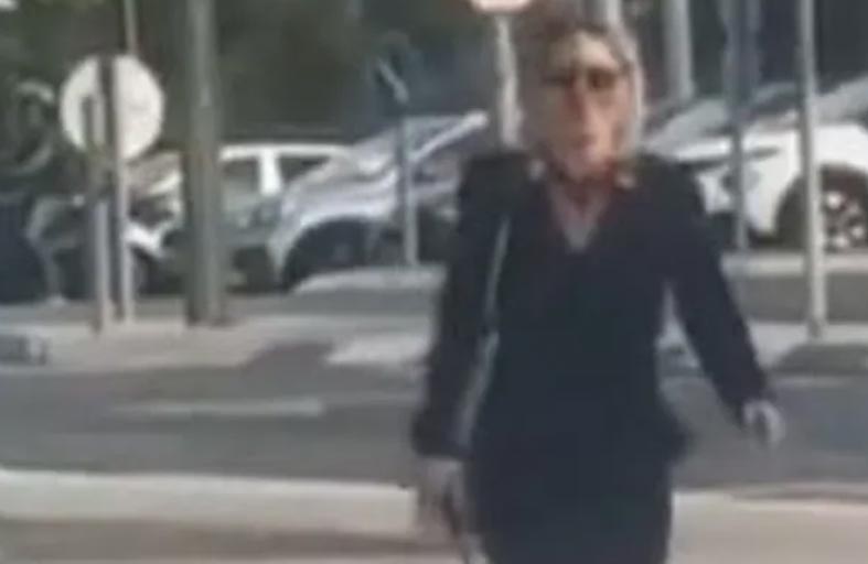 تقتل ابنها وتتجول بالفأس في الشارع