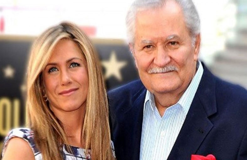 جينيفر أنيستون تفجع بوفاة والدها