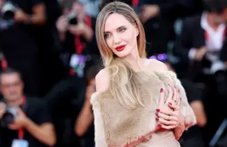 إطلالة أنجلينا جولي في مهرجان البندقية تثير جدلا 