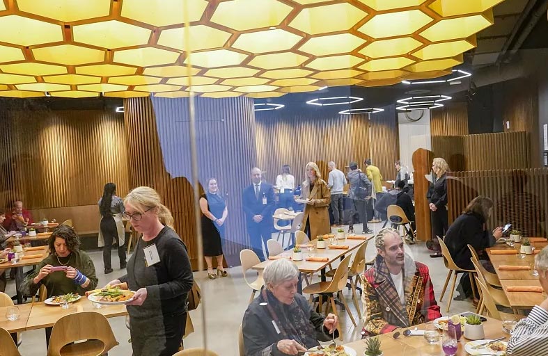 مطاعم تستعين بـ «كاهن» مزيف لمراقبة الموظفين