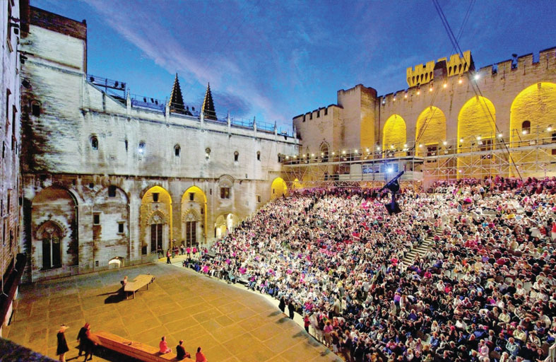 الصحافة الفرنسية تحتفي بالعربية في مواجهة تُجّار الكراهية