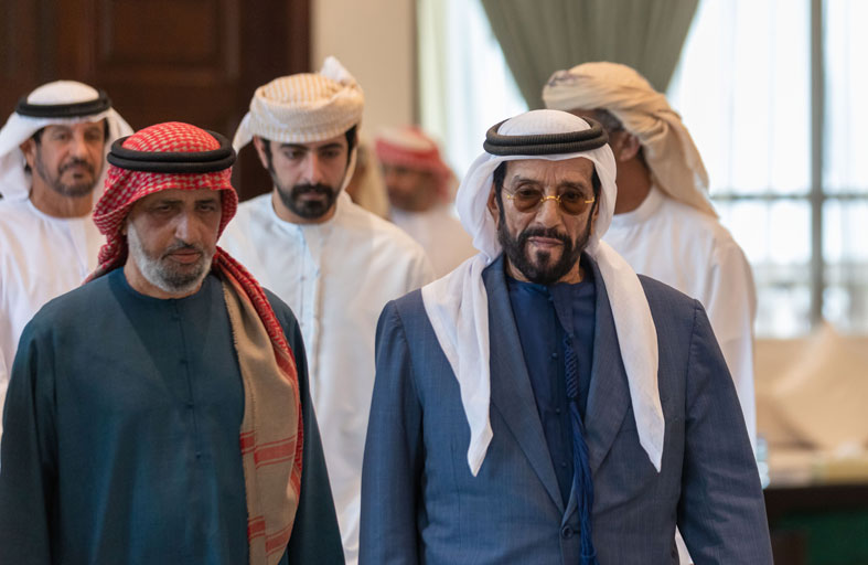 طحنون بن محمد يقدم واجب العزاء بوفاة والدة محمد وحميد بالعبده الشامسي 