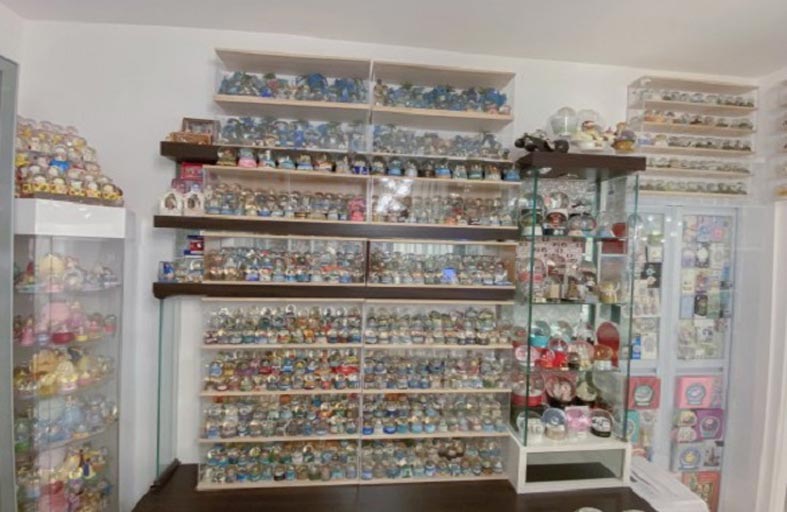 تنفق مبالغ طائلة على شراء كرات الزجاج التذكارية