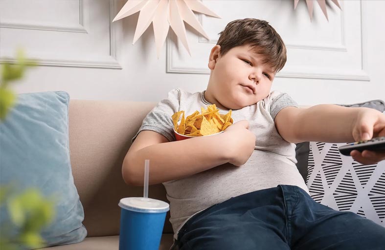دراسة تربط الوزن الزائد لدى الأطفال بالهاتف والتلفزيون