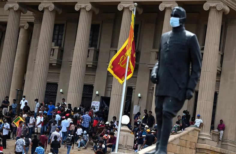 أزمات اقتصادية وراء اشتعال الأوضاع  في سريلانكا.. فماذا حدث؟