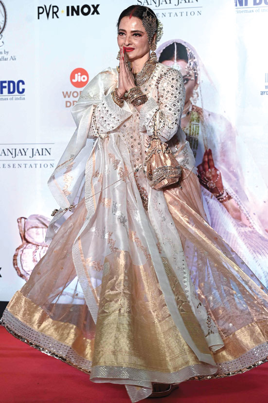 الممثلة الهندية ريكا لدى حضورها العرض الخاص وإعادة الإصدار السينمائي للفيلم الهندي الشهير «عمرو جان» في مومباي. ا ف ب