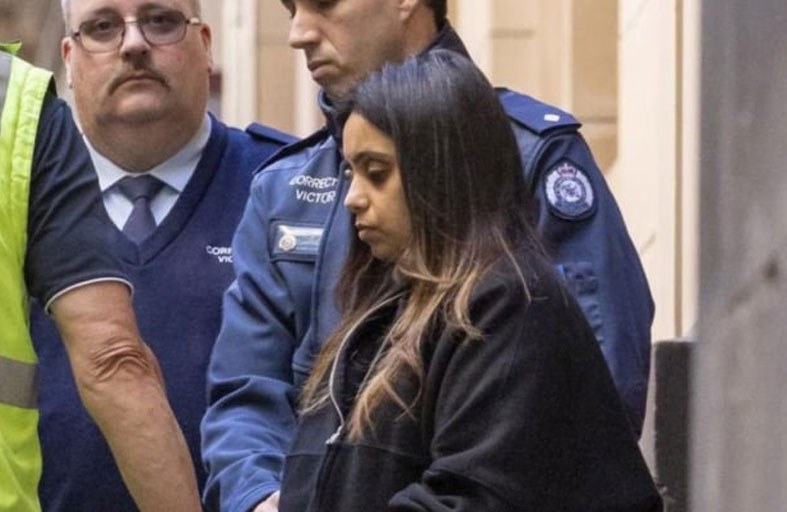 لحظة يأس.. أم تُشعل النار في نفسها وطفلها 