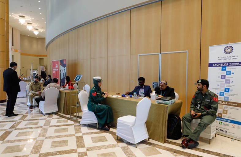 شرطة دبي تنظم معرض إيفاد لموظفيها