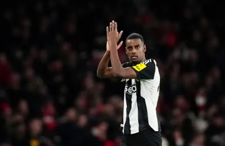 إيزاك يرفع «الراية البيضاء» ويعود إلى نيوكاسل