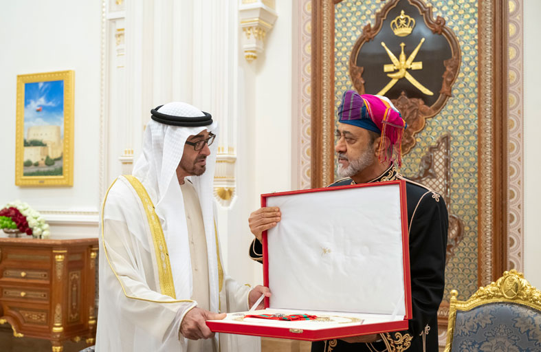 رئيس الدولة وسلطان عمان يتبادلان الأوسمة والهدايا