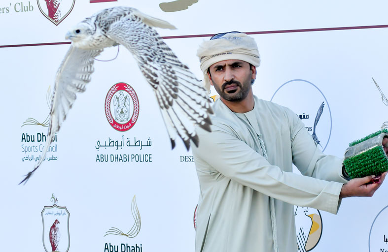 كأس رئيس الدولة للصيد بالصقور .. «22» يفوز بـ «رمز» القرموشة - فرخ