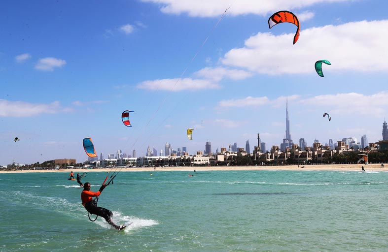 المحيربي بطل هايدروفويل في كايت سيرف دبي