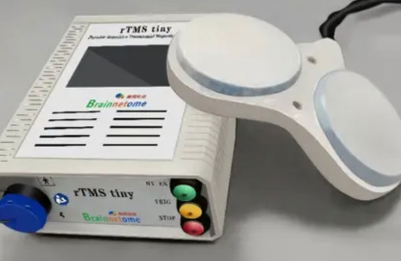 الصين تطلق أول جهاز تحفيز دماغي قابل للارتداء 