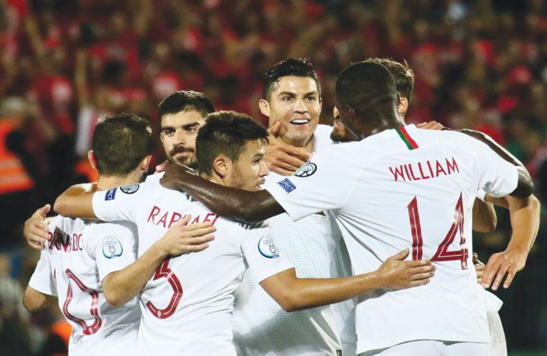 رونالدو وزملاؤه في المنتخب يدعمون كرة القدم للهواة في البرتغال 