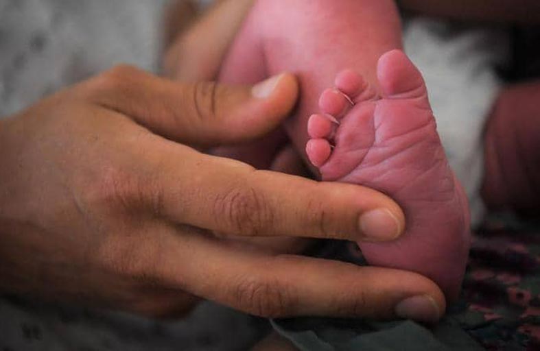 مأساة رضيع جزائري في كندا.. انتزع من حضن أمه