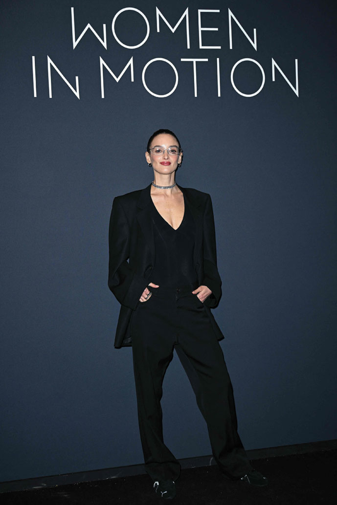 الممثلة الكندية شارلوت لو بون خلال جلسة التصوير قبل حفل توزيع جوائز كيرينغ للنساء في الحركة لعام 2025. (ا ف ب)