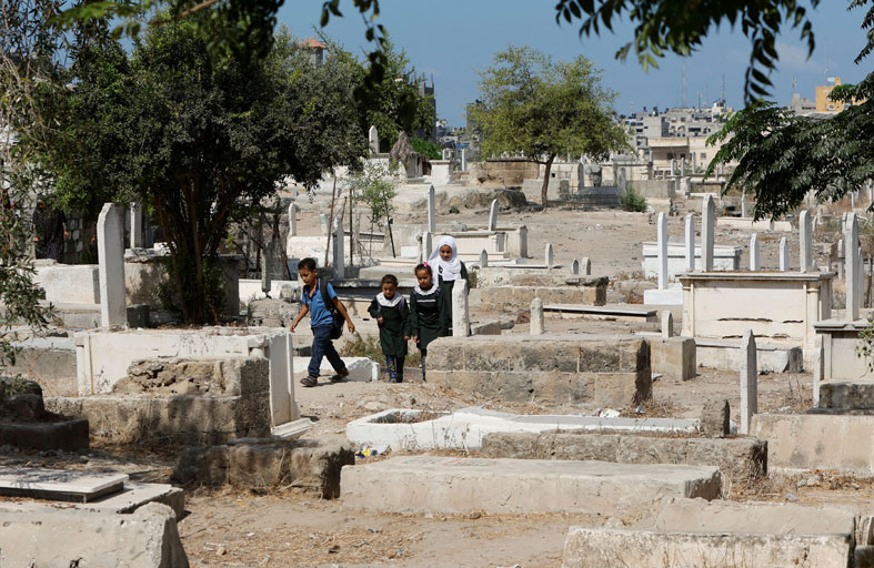 قطاع غزة يكافح لاستيعاب الأحياء والأموات 