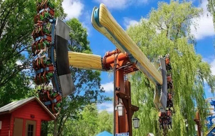 رواد مدينة ملاهٍ كندية يعلقون رأساً على عقب 