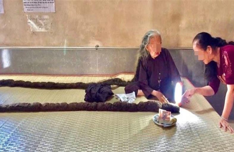 عجوز لم تقص شعرها منذ 64 عاما