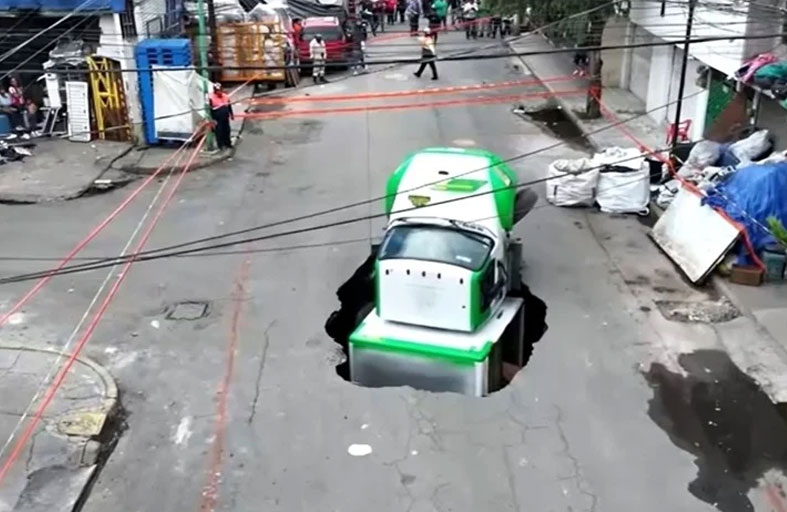 الأرض تنشق وتبتلع شاحنة ضخمة 