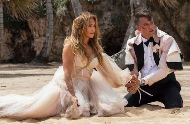 جينيفر لوبيز كادت تسقط من فوق جرف 