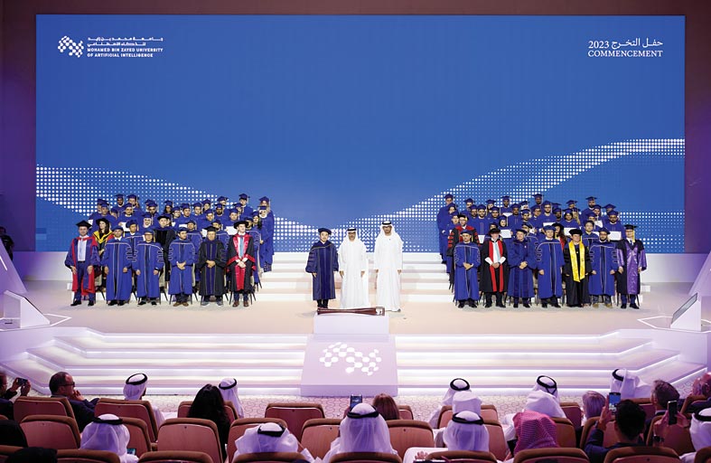 حامد بن زايد يشهد حفل تخريج دفعة 2023 من طلبة جامعة محمد بن زايد للذكاء الاصطناعي